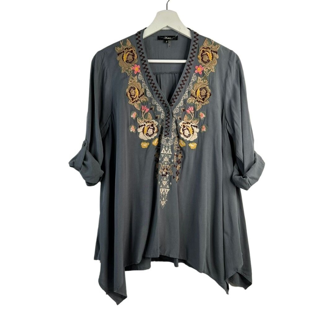 Andree By Unit Size S Blouse Gray Floral Embroidered Detail Sharkbite Hem V-neck